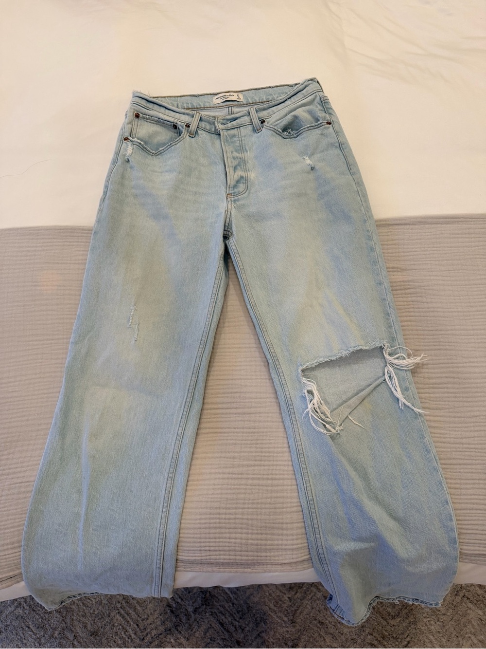 Abercrombie 90s Baggy Light Wash Women’s Jeans - Classic Straight Leg